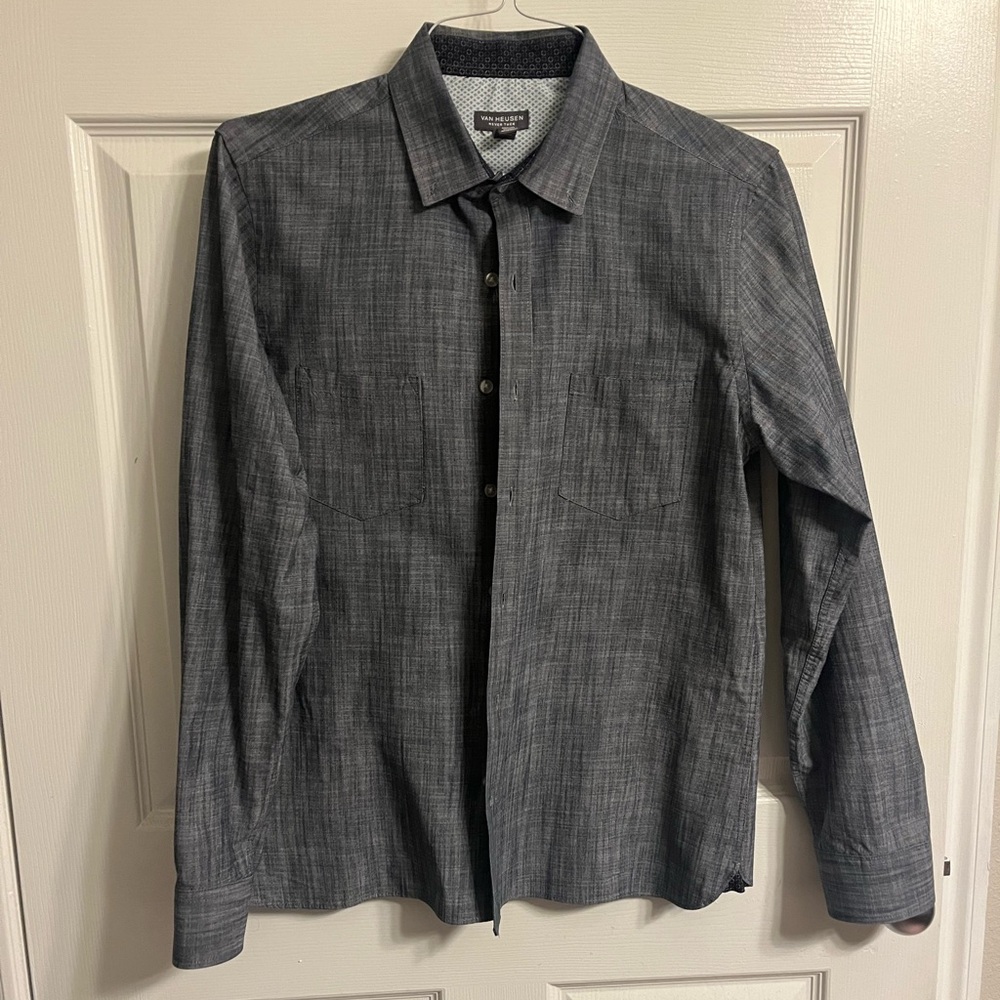 Men’s size Medium Van Heusen long sleeve shirt
